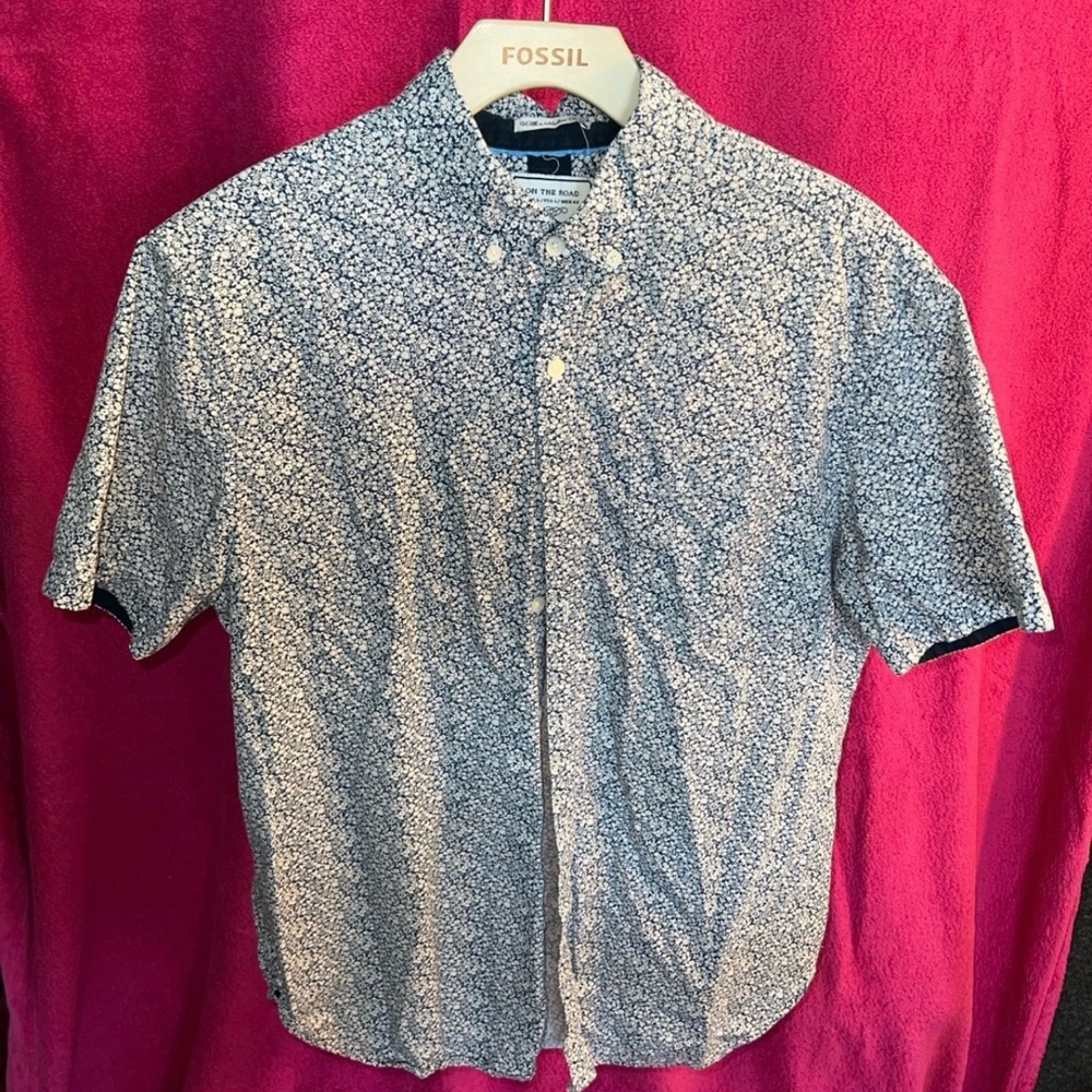 Button Up : slim fit
In good condition
Size Large